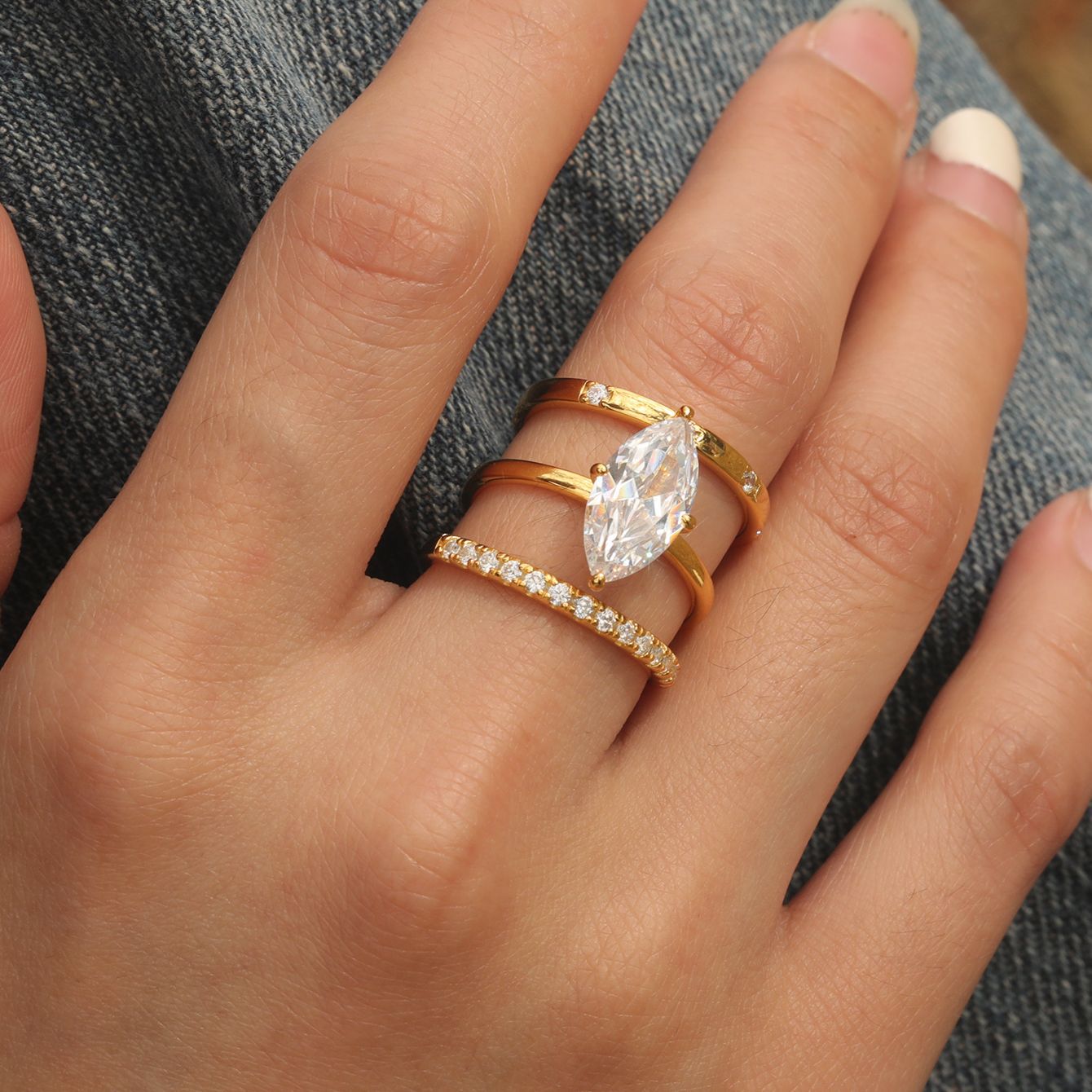 Bague trois pièces en argent S925 sertie de moissanite œil de cheval. Design luxueux avec incrustation intégrale. Bague très prisée. 