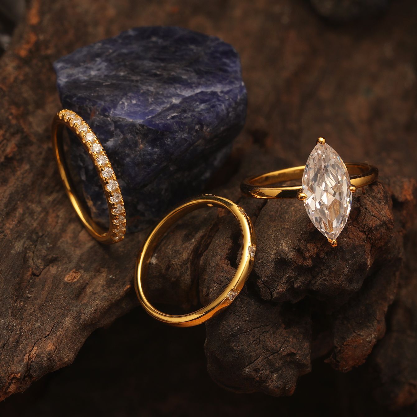 Bague trois pièces en argent S925 sertie de moissanite œil de cheval. Design luxueux avec incrustation intégrale. Bague très prisée. 