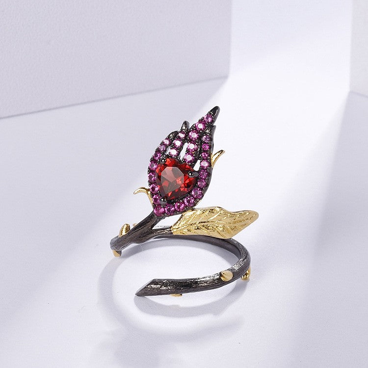 Bague ouverte élégante en argent 925 et grenat rouge, style floral. 