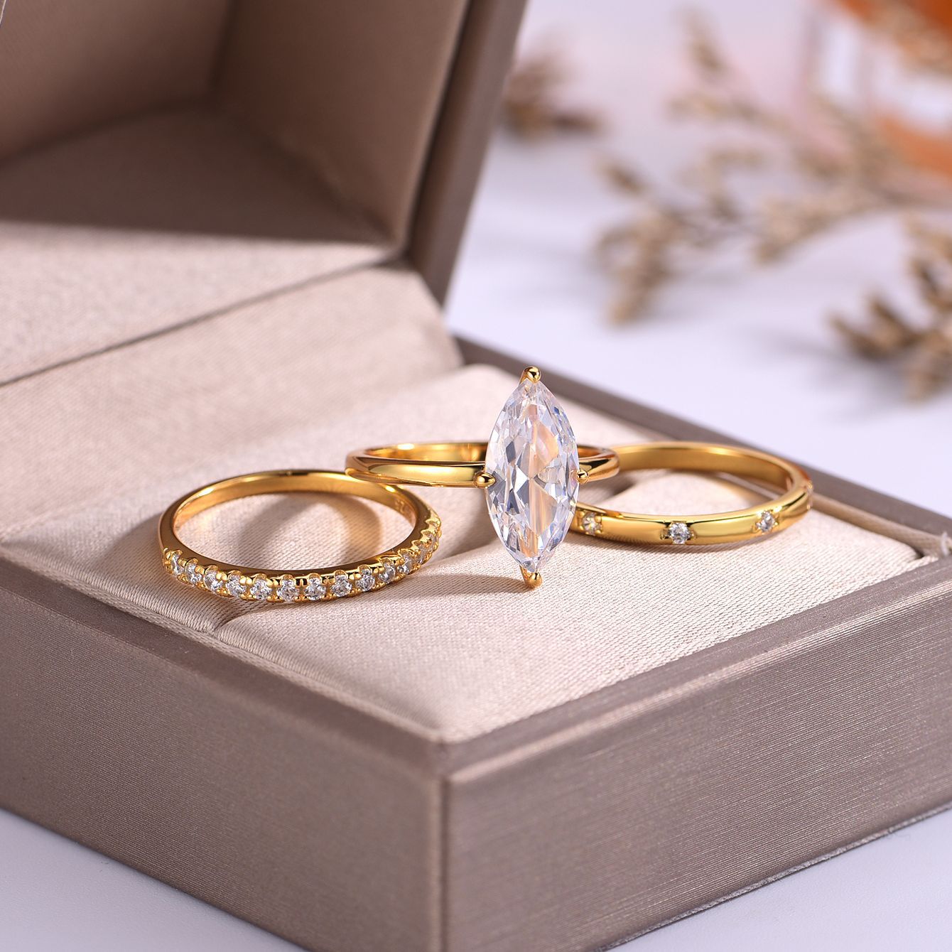 Bague trois pièces en argent S925 sertie de moissanite œil de cheval. Design luxueux avec incrustation intégrale. Bague très prisée. 