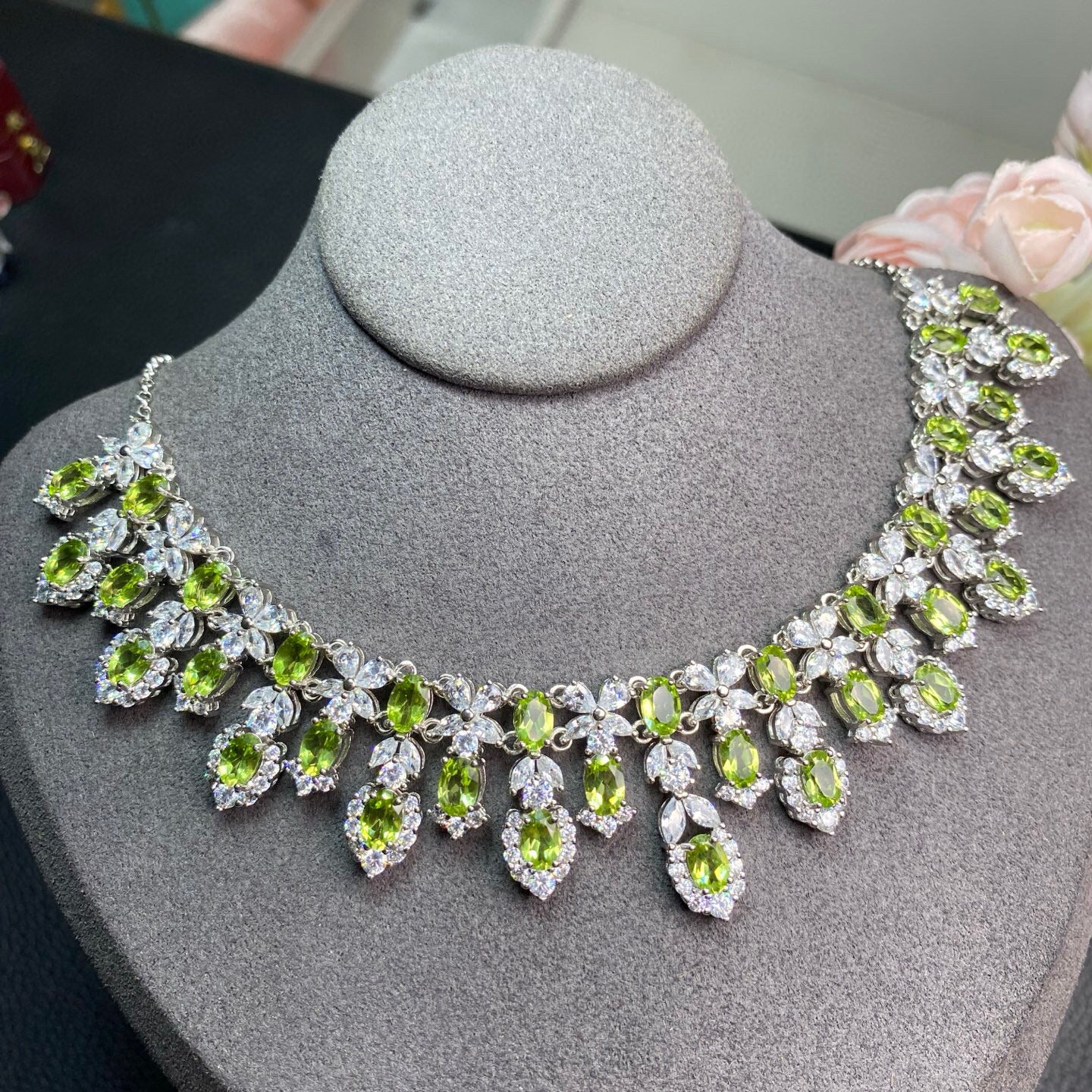 S925 Silver Inlaid Electroplated White Gold Main Stone Size 4*6mm Natural Peridot Necklace