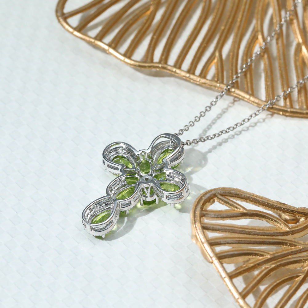 Collier en argent 925 incrusté de péridot, design italien.