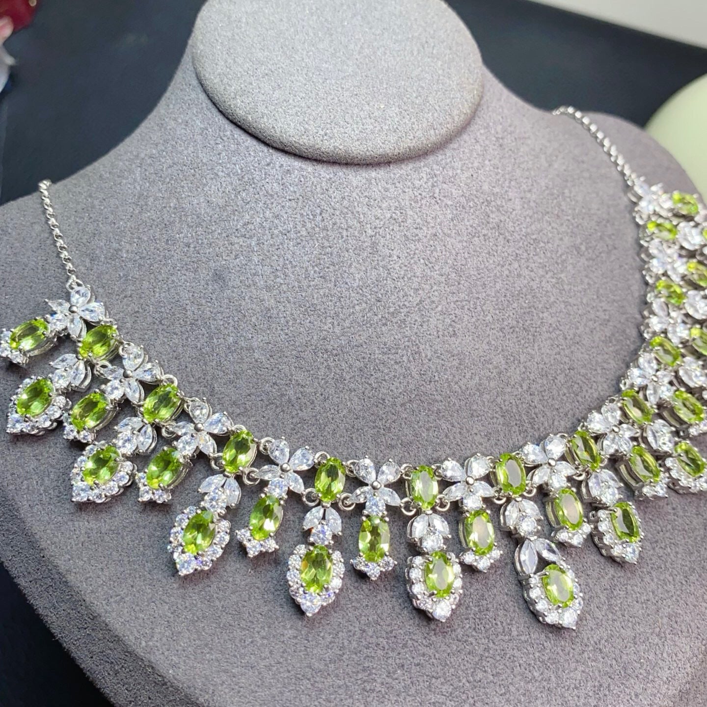 S925 Silver Inlaid Electroplated White Gold Main Stone Size 4*6mm Natural Peridot Necklace