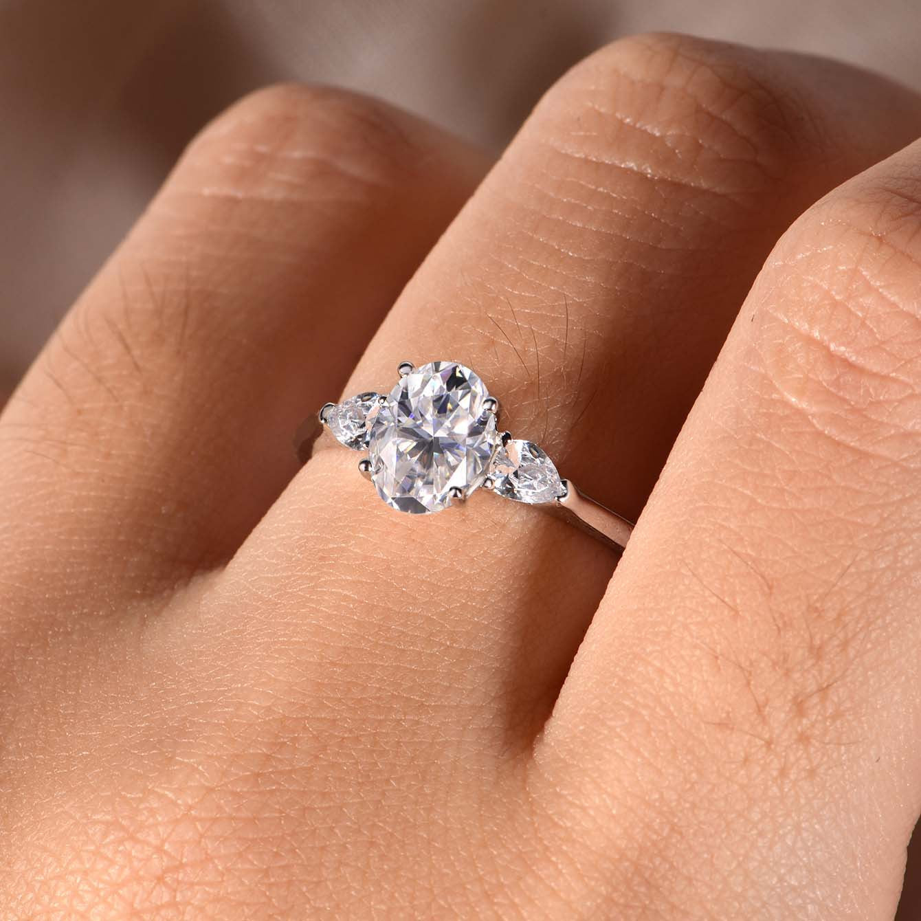 Bague en argent S925 et moissanite pour femme, trois pierres, style luxueux et léger, disponible sur Amazon. En stock. 