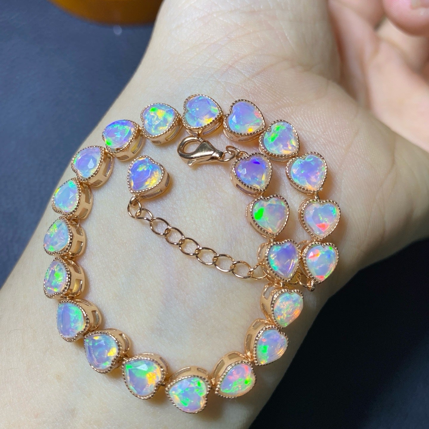 Bracelet en argent S925 serti d'une opale naturelle pure de 5 mm, orné d'une pierre principale d'une pureté cristalline. 