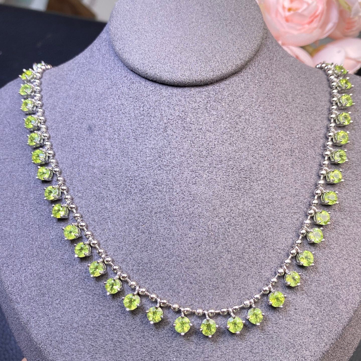 925 Silver Plated Platinum Main Stone Size 4*4mm Natural Olivine Necklace