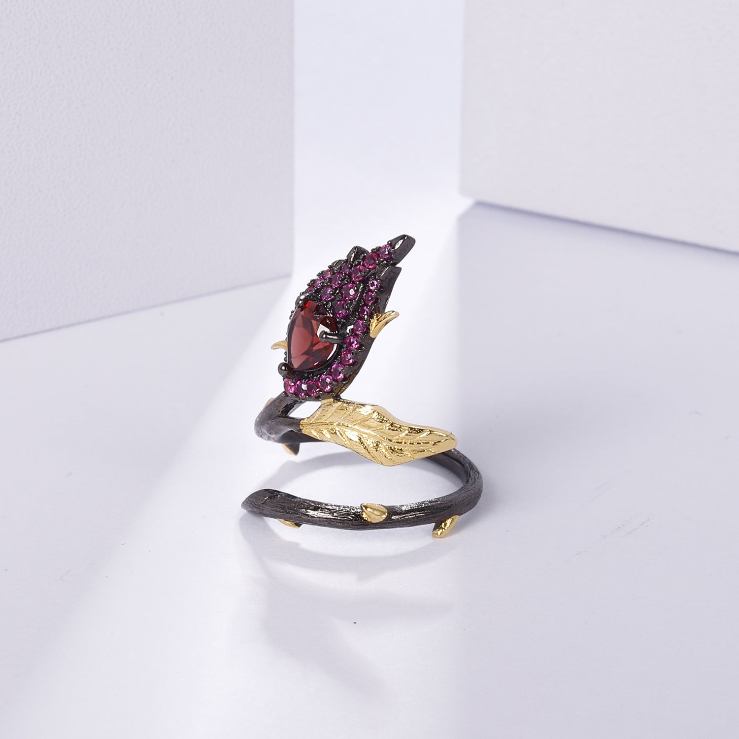 Bague ouverte élégante en argent 925 et grenat rouge, style floral. 