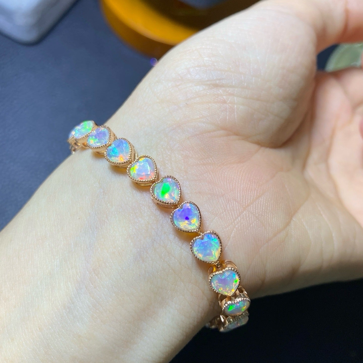 Bracelet en argent S925 serti d'une opale naturelle pure de 5 mm, orné d'une pierre principale d'une pureté cristalline. 